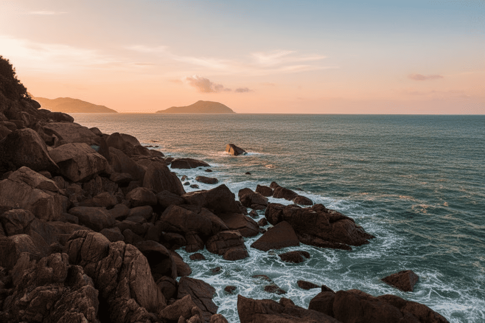 Ẩn sau những cung đường biển quanh co của bán đảo Sơn Trà, Bãi Đá Đen hiện ra với những tảng đá đen huyền bí trải dọc bờ cát, làn nước trong veo.